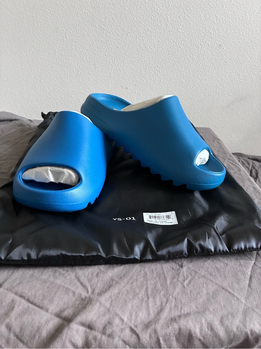 YEEZY YS-01 Blue Slides – Size 7-Brand New